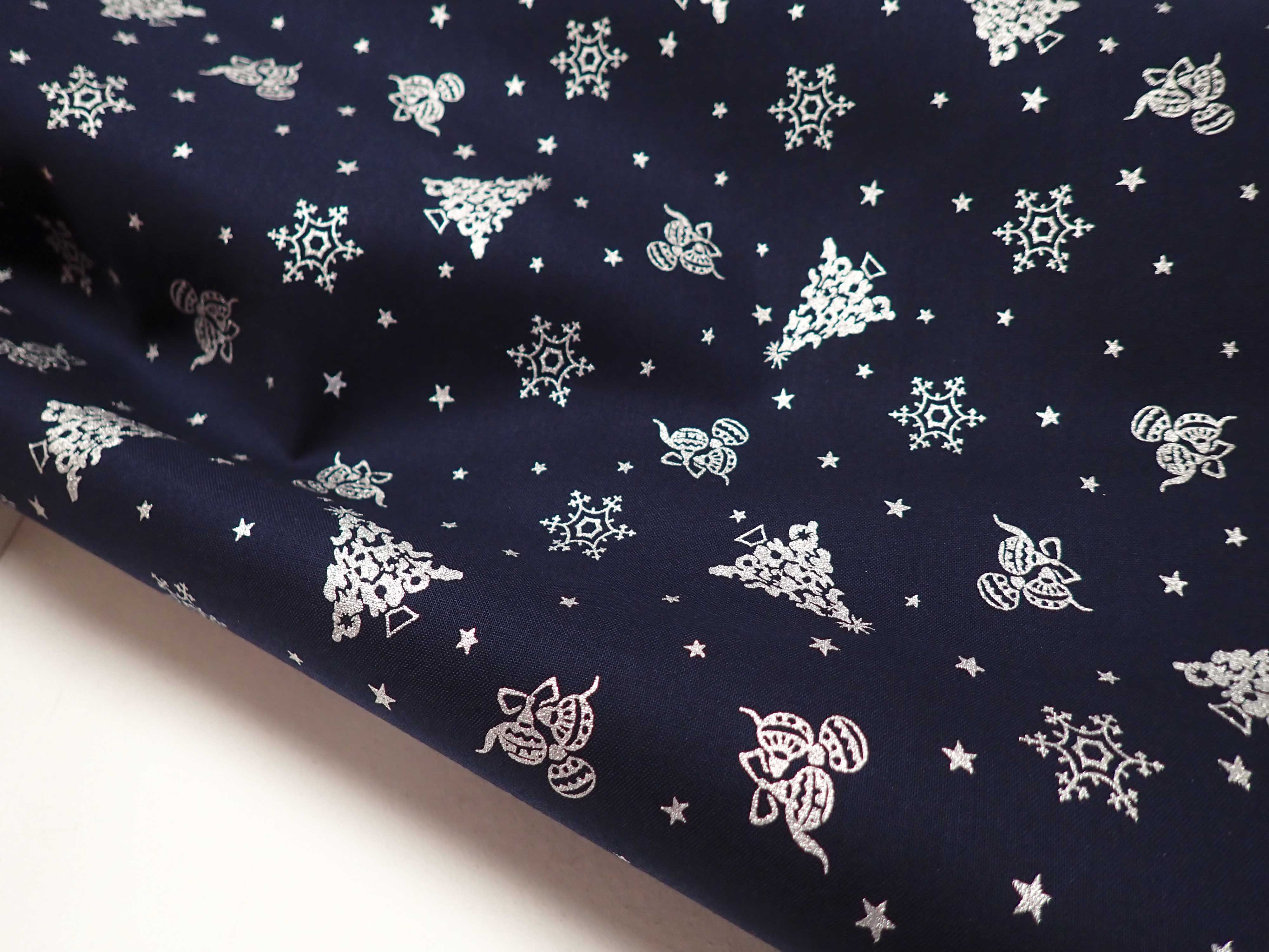 LÁTKA - VÁNOČNÍ - TMAVĚ MODRÁ + STŘÍBRNÉ VLOČKY + HVĚZDIČKY