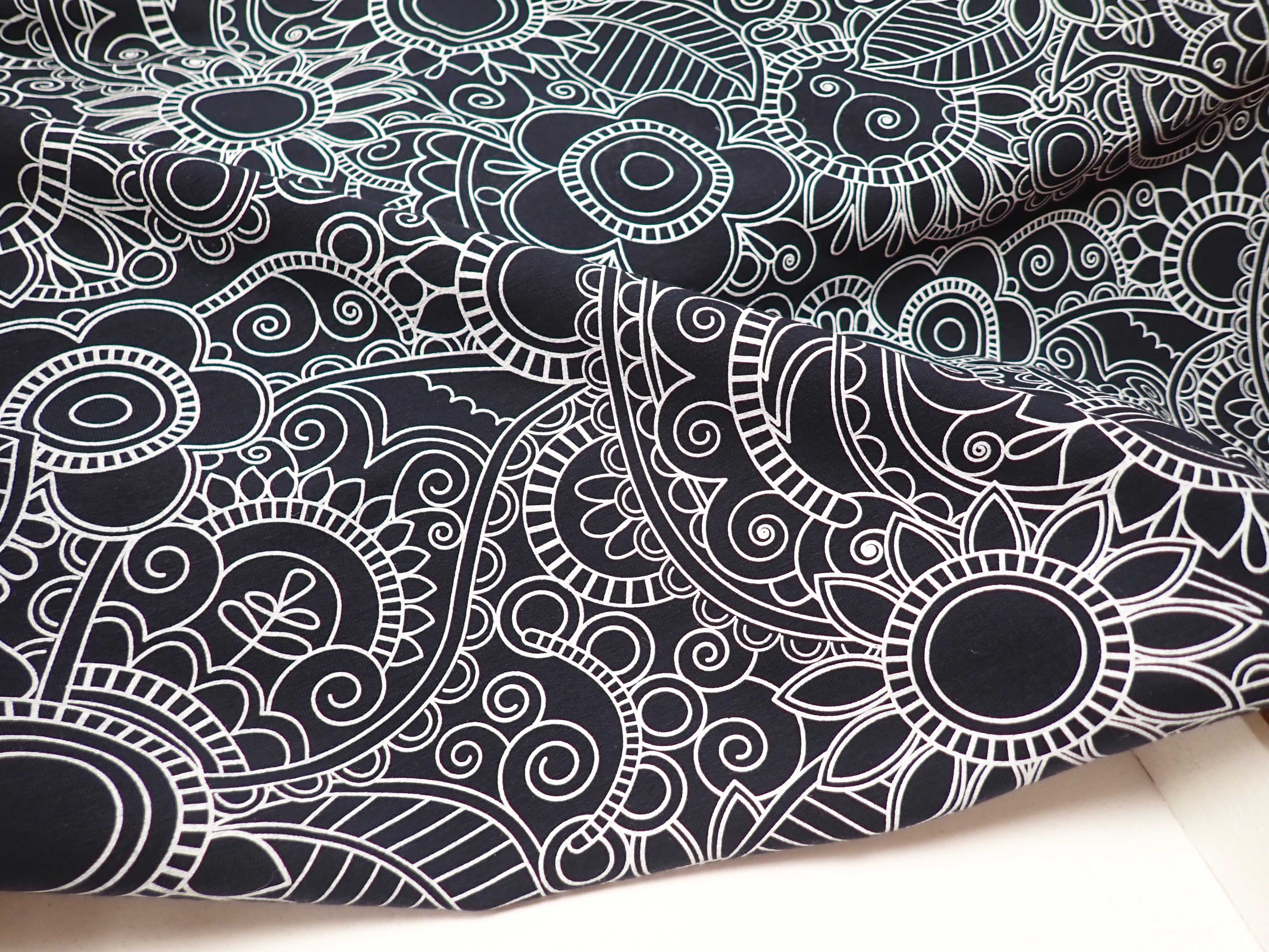 LÁTKA - TEPLÁKOVINA - TEMNĚ MODRÁ - KVĚTY - ORNAMENTY