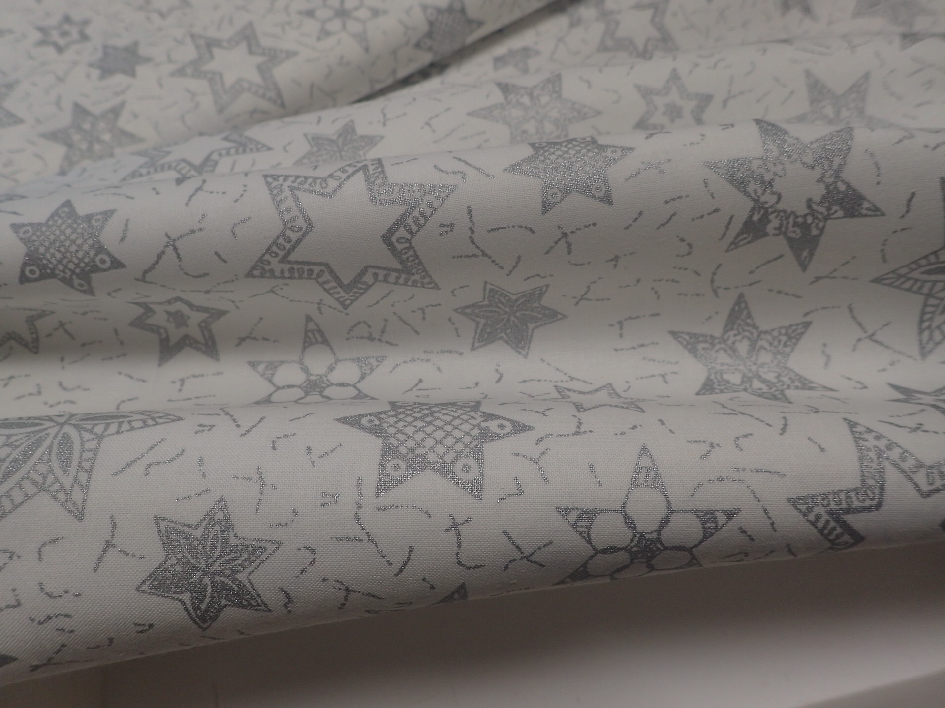 LÁTKA - VÁNOČNÍ - STŘÍBRNÉ HVĚZDIČKY