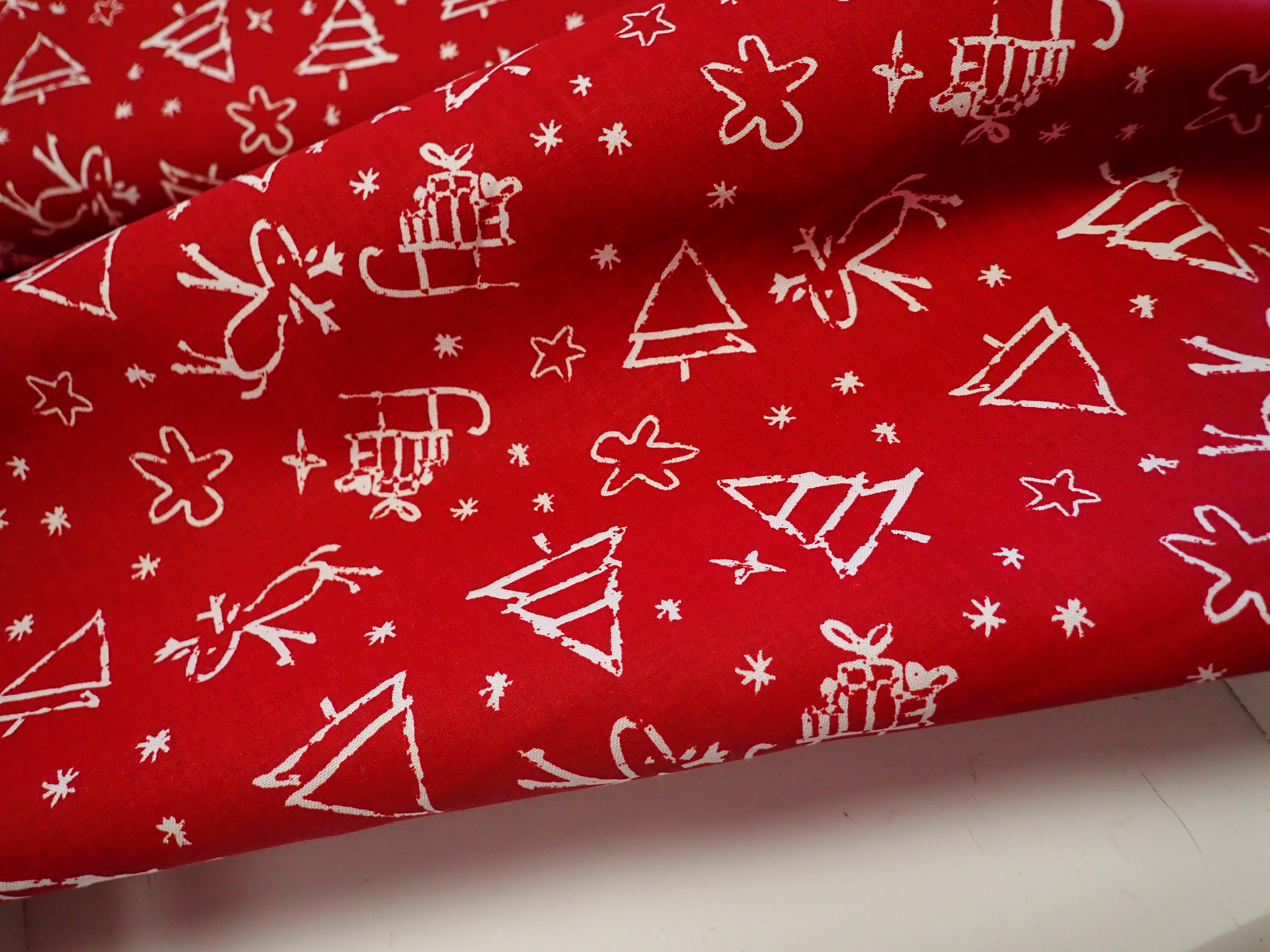 LÁTKA - VÁNOČNÍ - ČERVENÁ + BÍLÉ VLOČKY + STROMEČKY