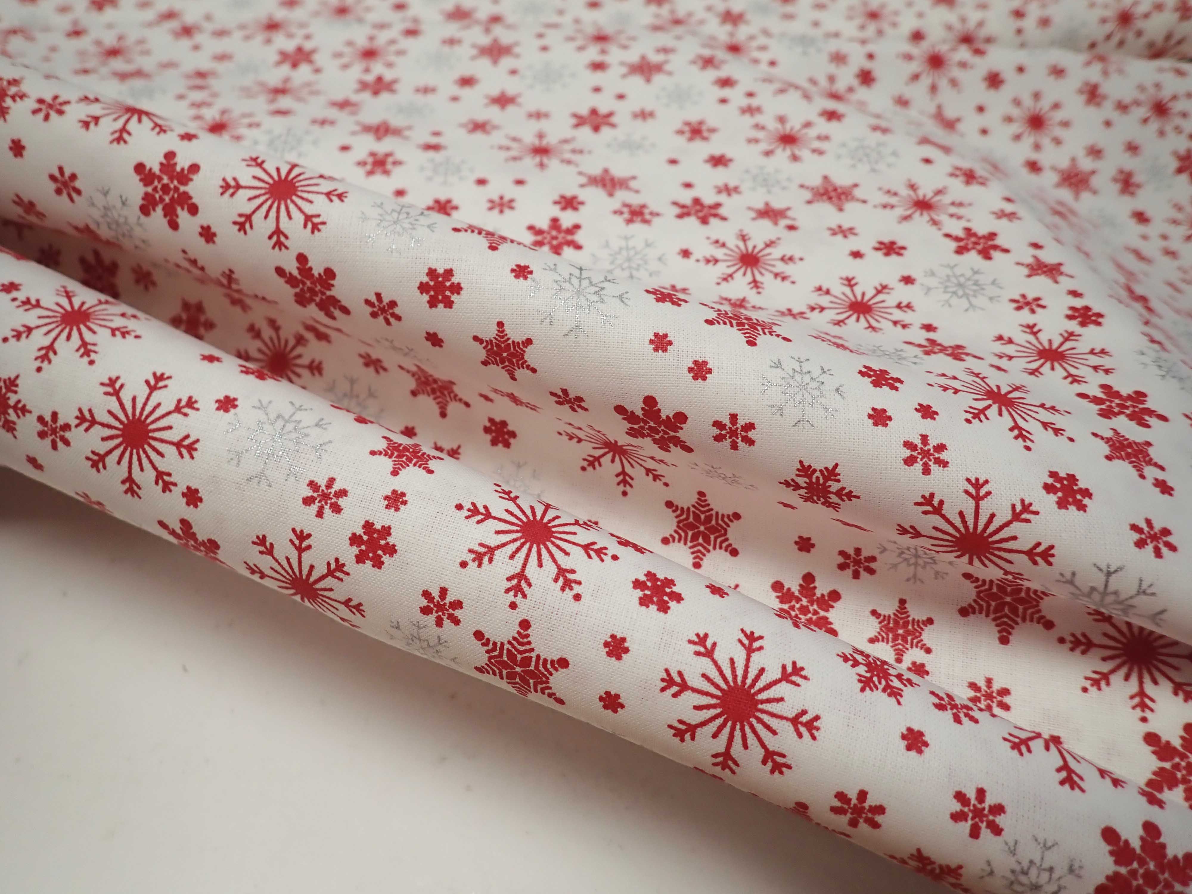 LÁTKA - VÁNOČNÍ - ČERVENÉ + STŘÍBRNÉ VLOČKY