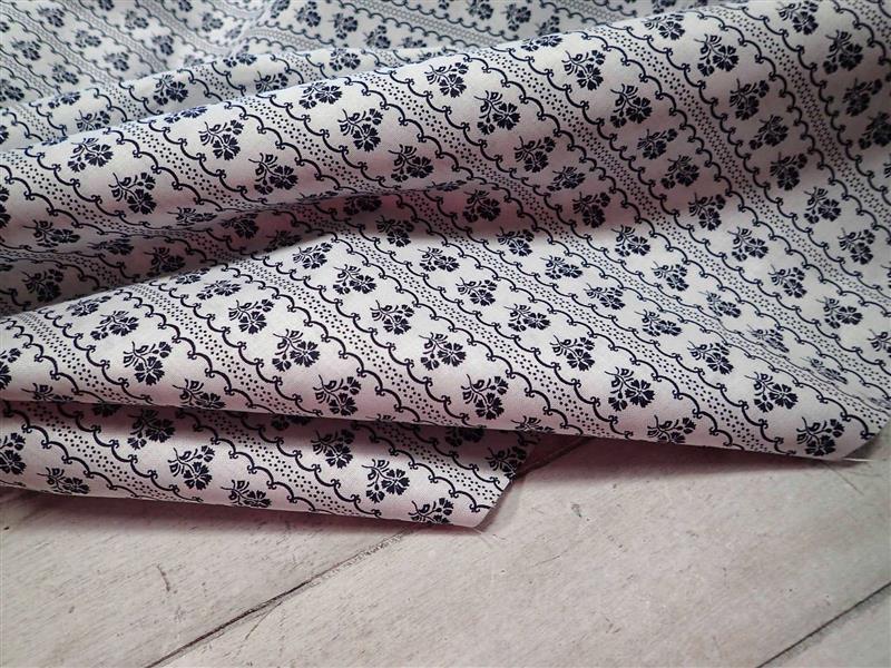 LÁTKA - BÍLÁ + MODRÉ KYTIČKY