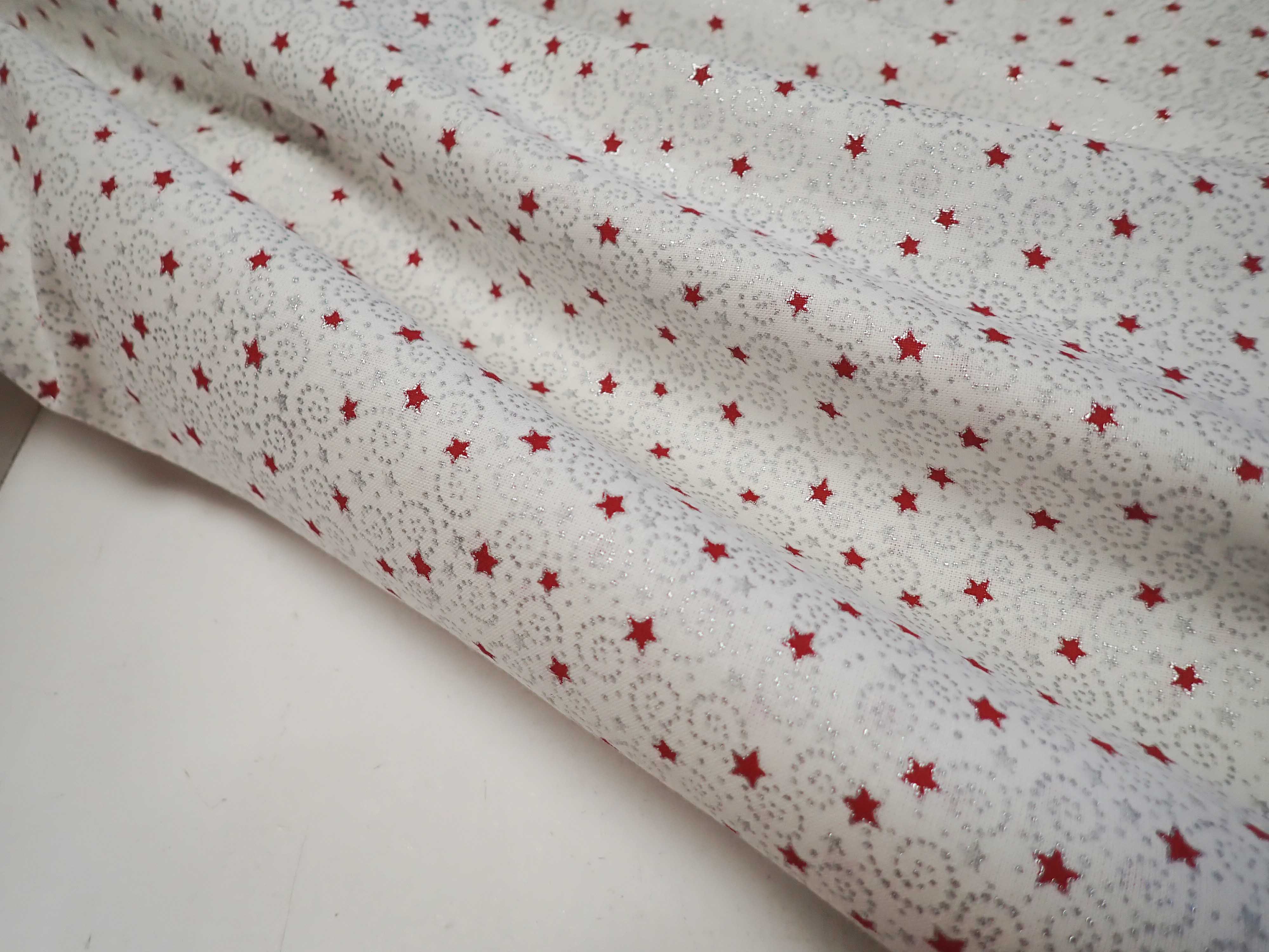 LÁTKA - VÁNOČNÍ - ČERVENÁ + STŘÍBRNÁ - HVĚZDIČKY + SPIÁLKY