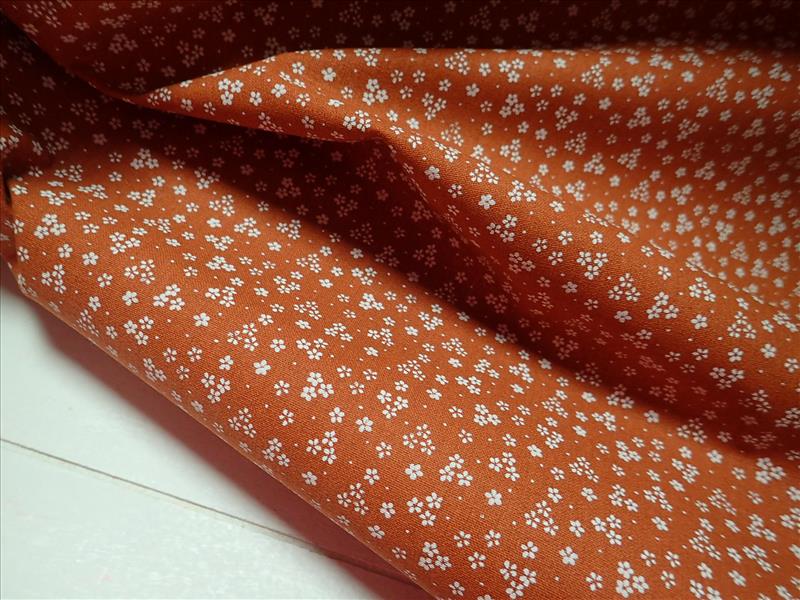 LÁTKA - SKOŘICOVÁ + BÍLÉ KYTIČKY