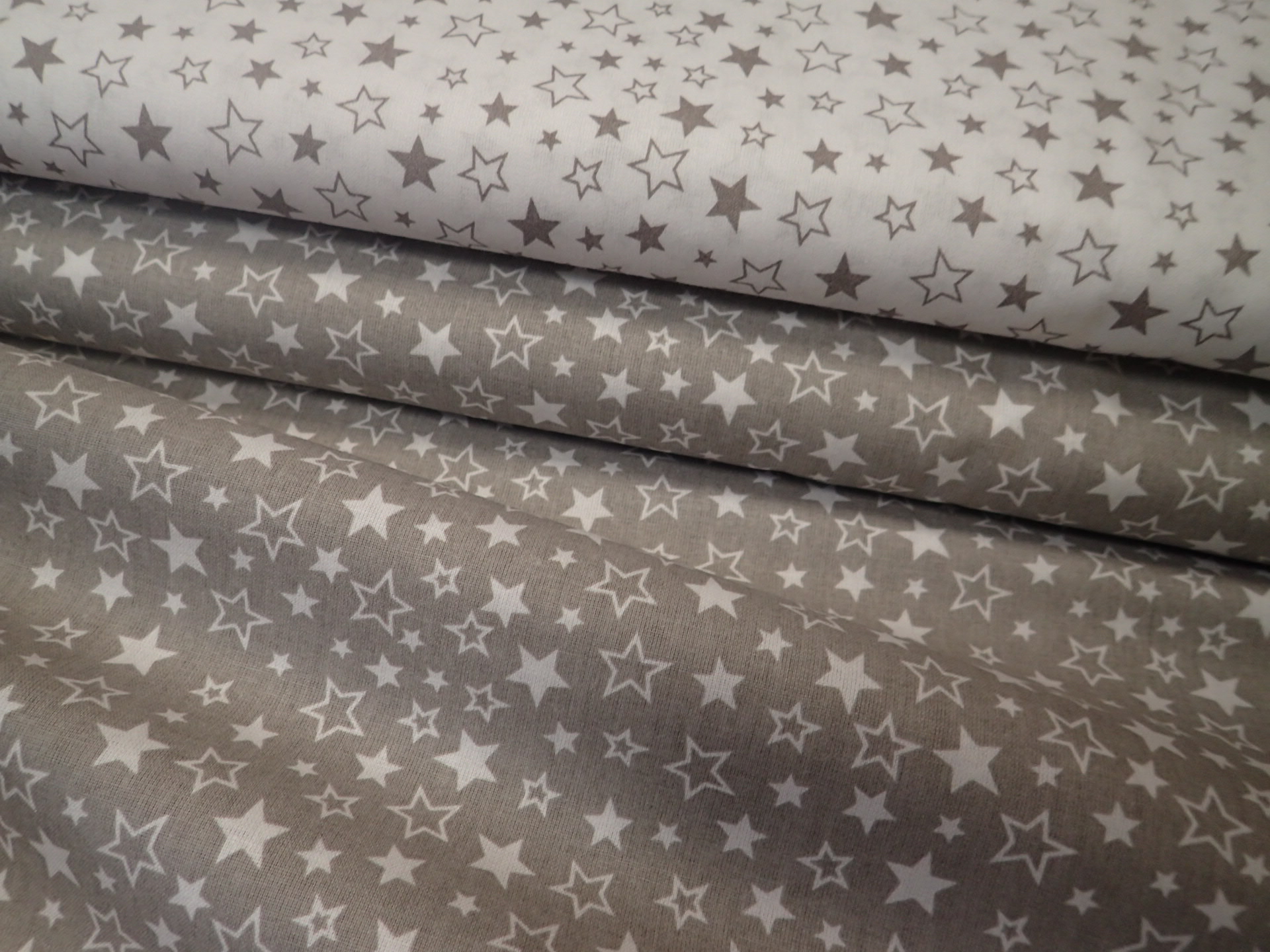 LÁTKA - ŠEDÁ + BÍLÉ  HVĚZDIČKY