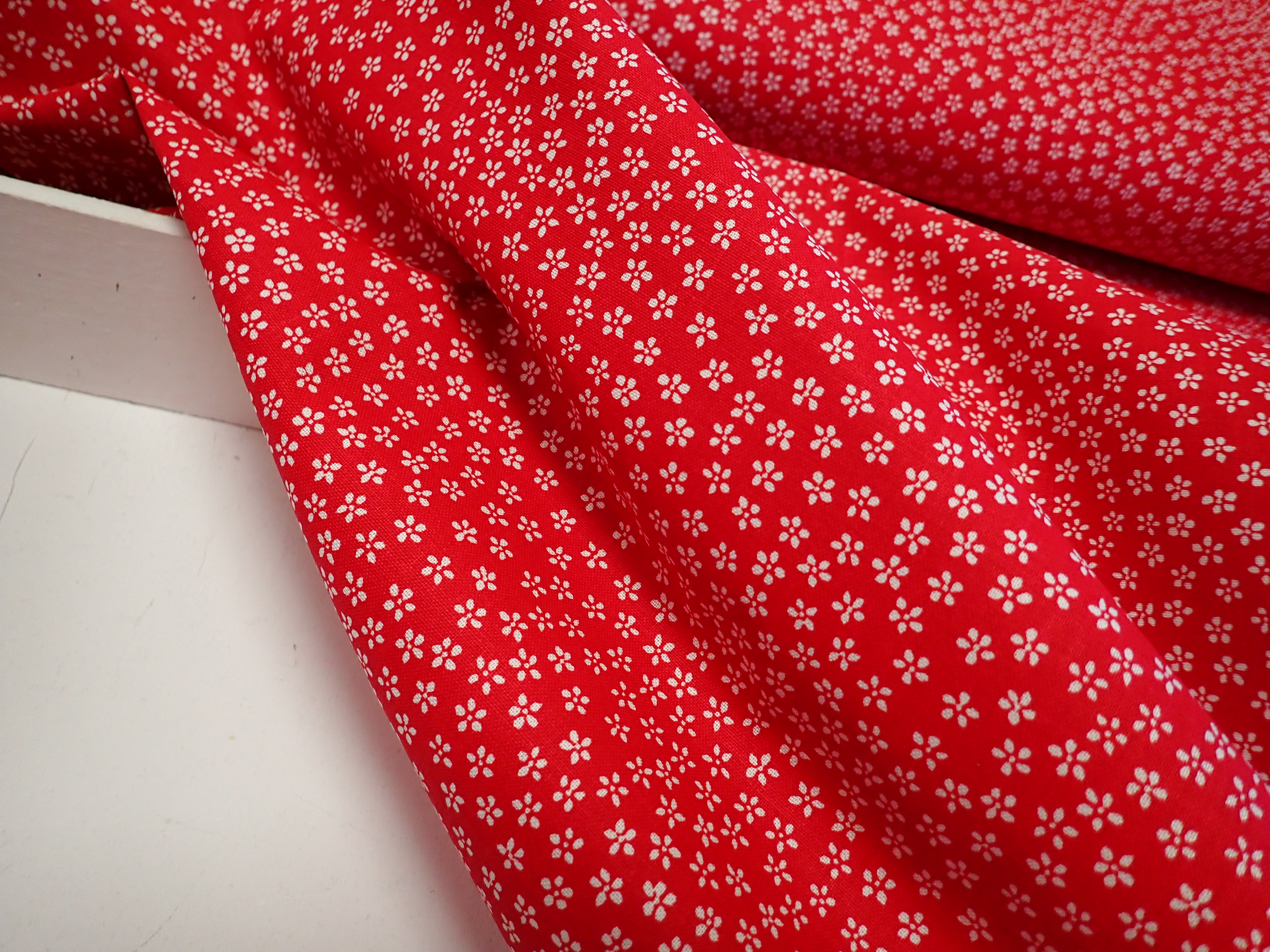 LÁTKA - ČERVENÁ + BÍLÉ KYTIČKY