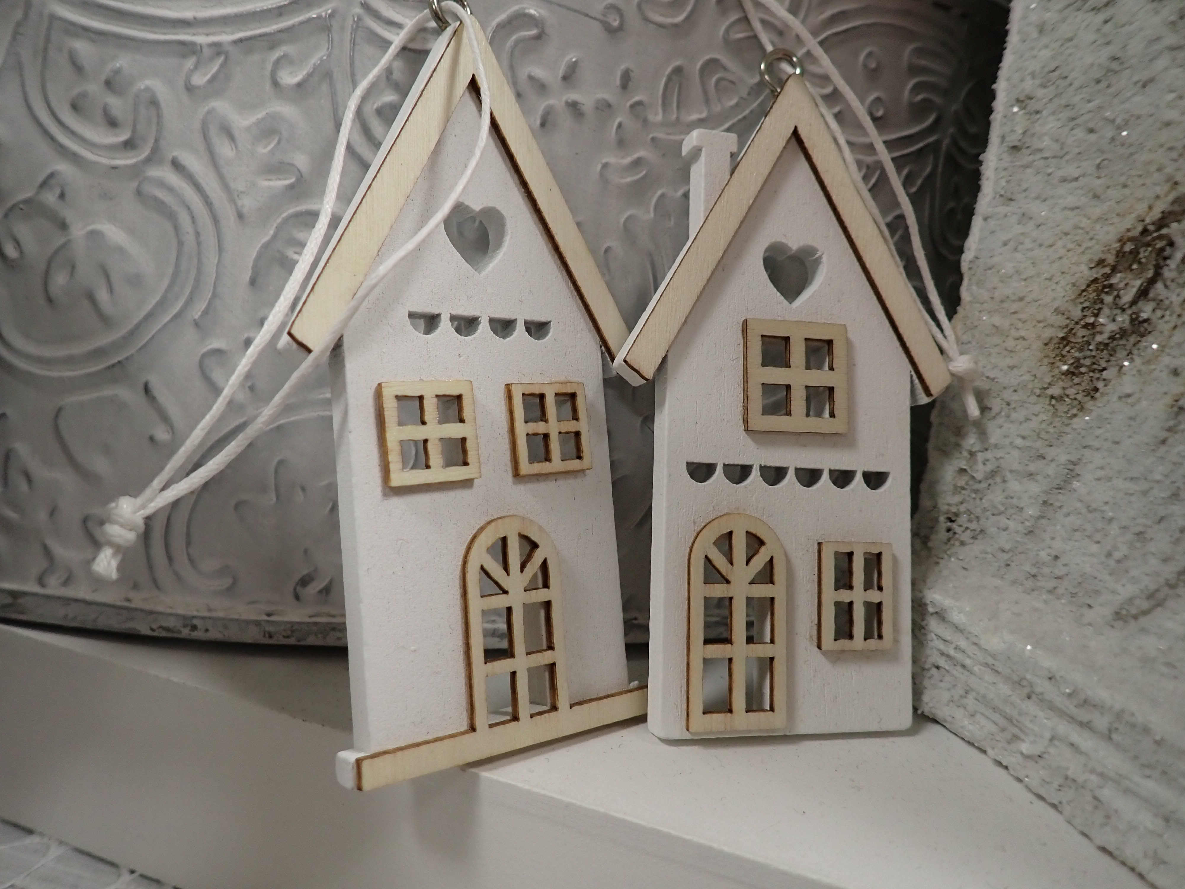 DEKORACE - DOMEČEK - BÍLÝ