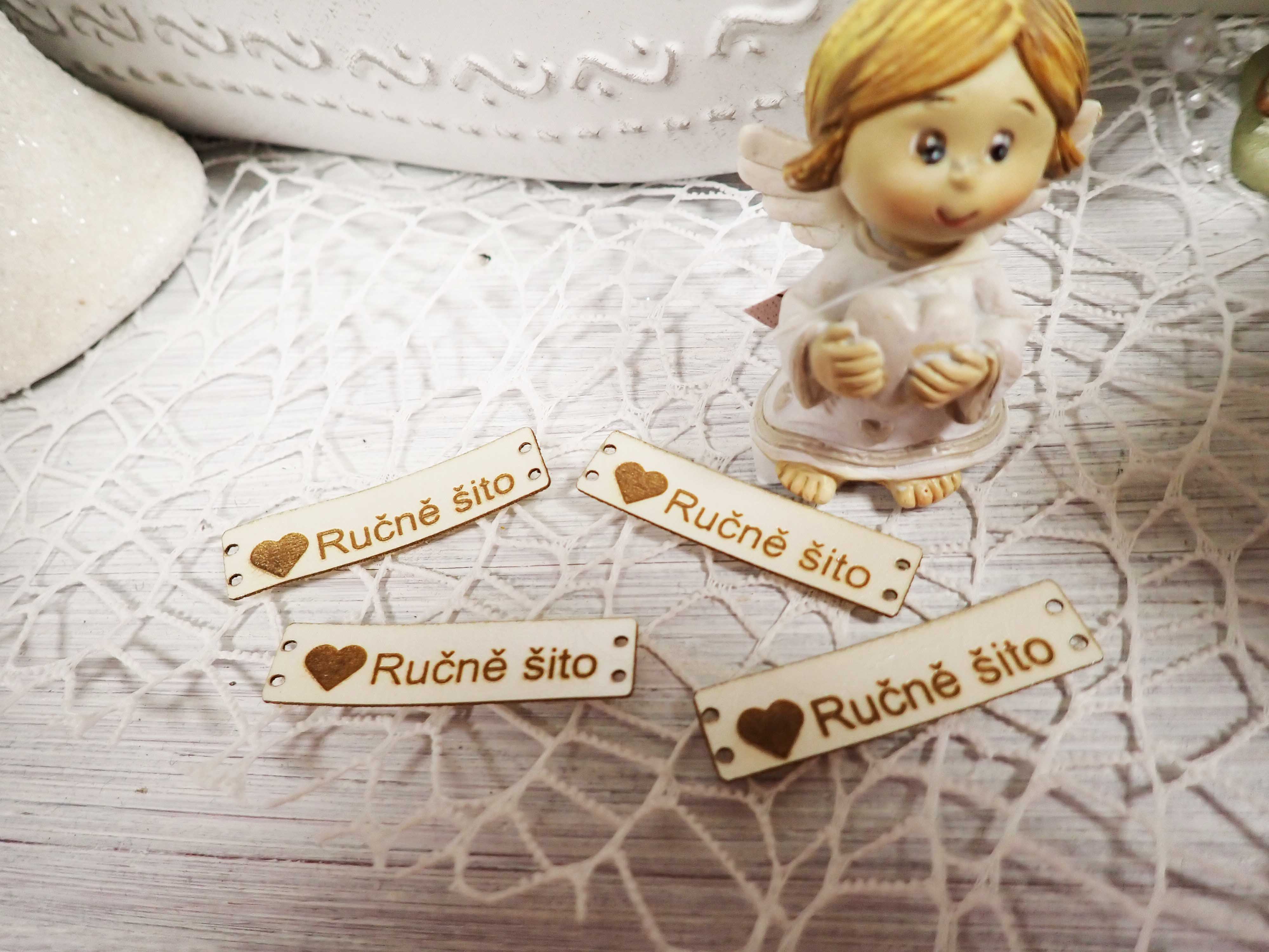 ŠTÍTEK - RUČNĚ ŠITO