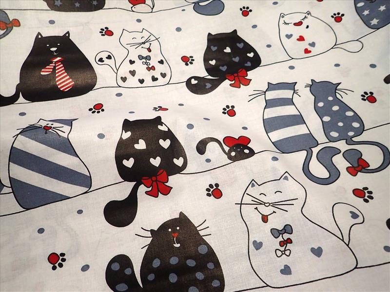 LÁTKA - DĚTSKÁ - KOČKY NA BÍLÉM PODKLADU