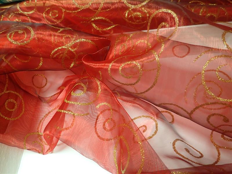 LÁTKA - VÁNOČNÍ - ORGANZA - ČERVENÁ + ZLATÉ ORNAMENTY