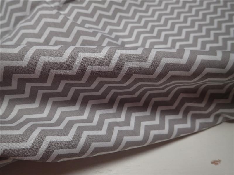 LÁTKA - CHEVRON - SVĚTLE ŠEDÝ