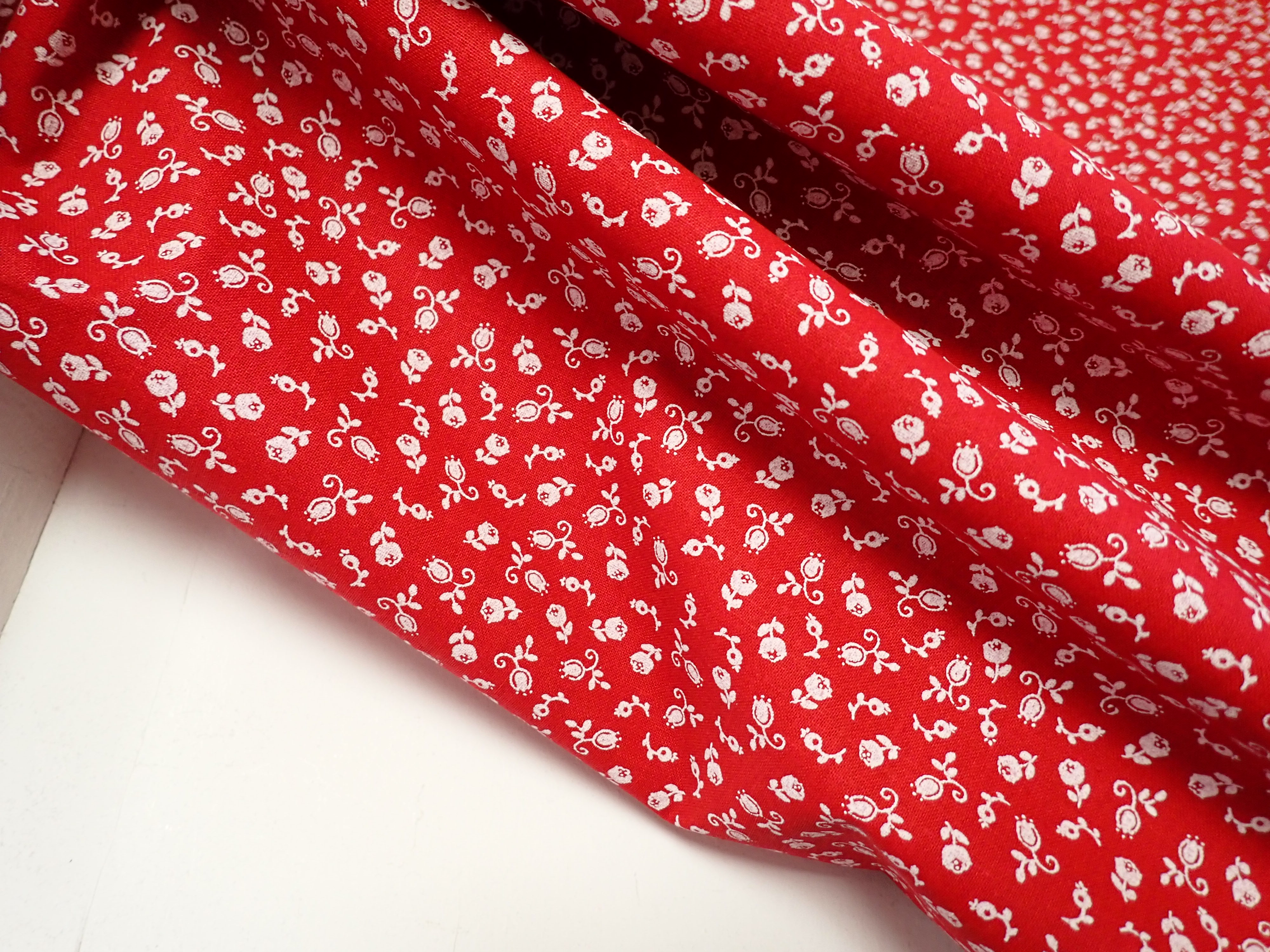 LÁTKA - ČERVENÁ + BÍLÉ KYTIČKY