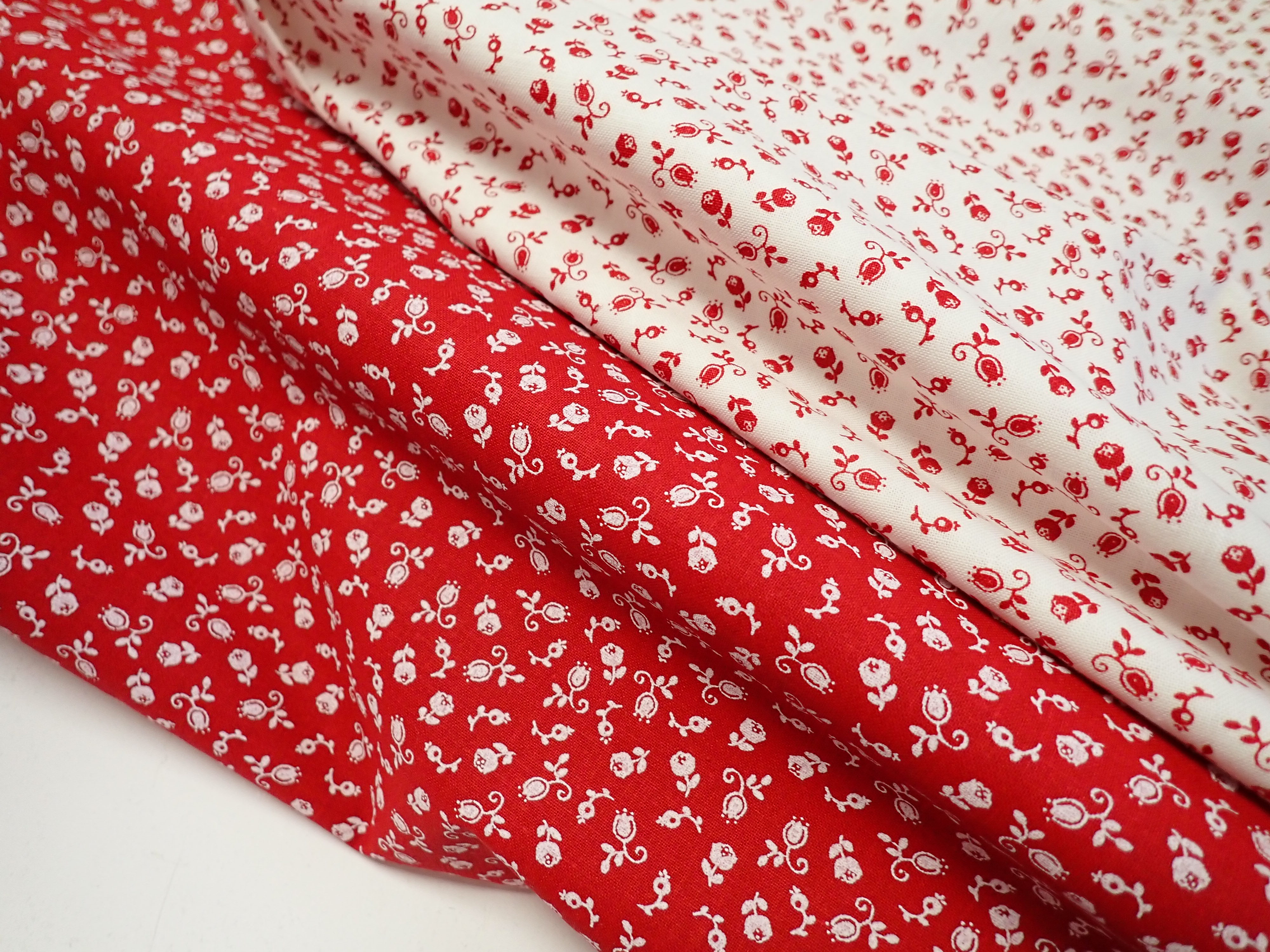 LÁTKA - BÍLÁ + ČERVENÉ KYTIČKY