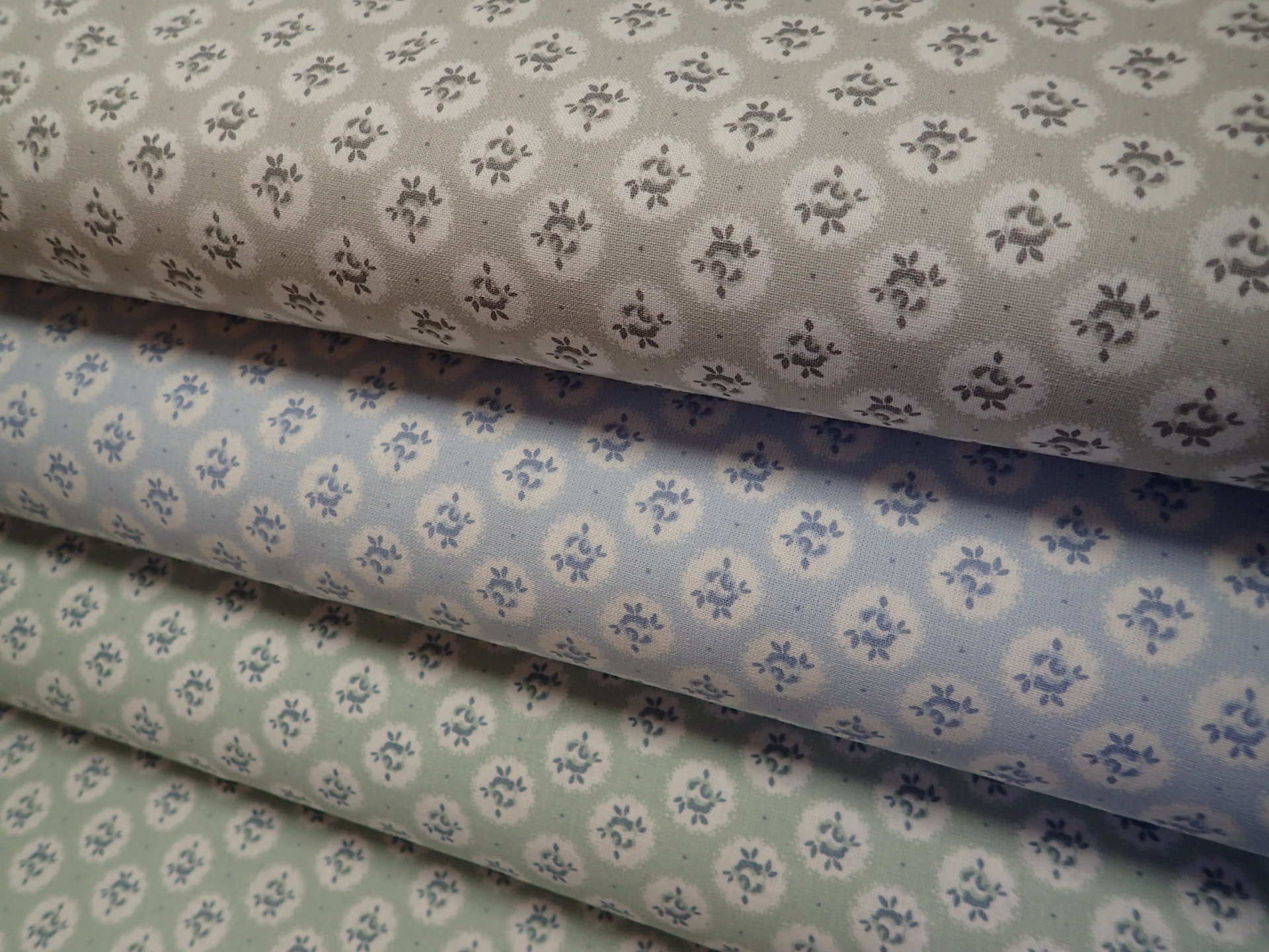 LÁTKA - SVĚTLE MODRÁ + RŮŽIČKY