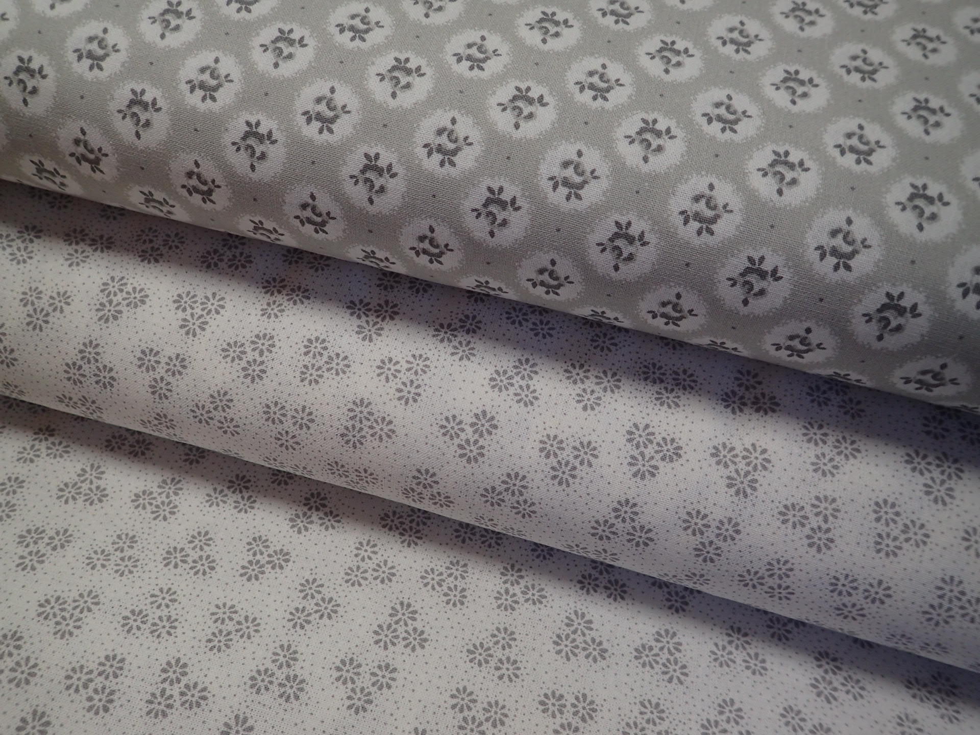 LÁTKA - SVĚTLE ŠEDÁ + RŮŽIČKY