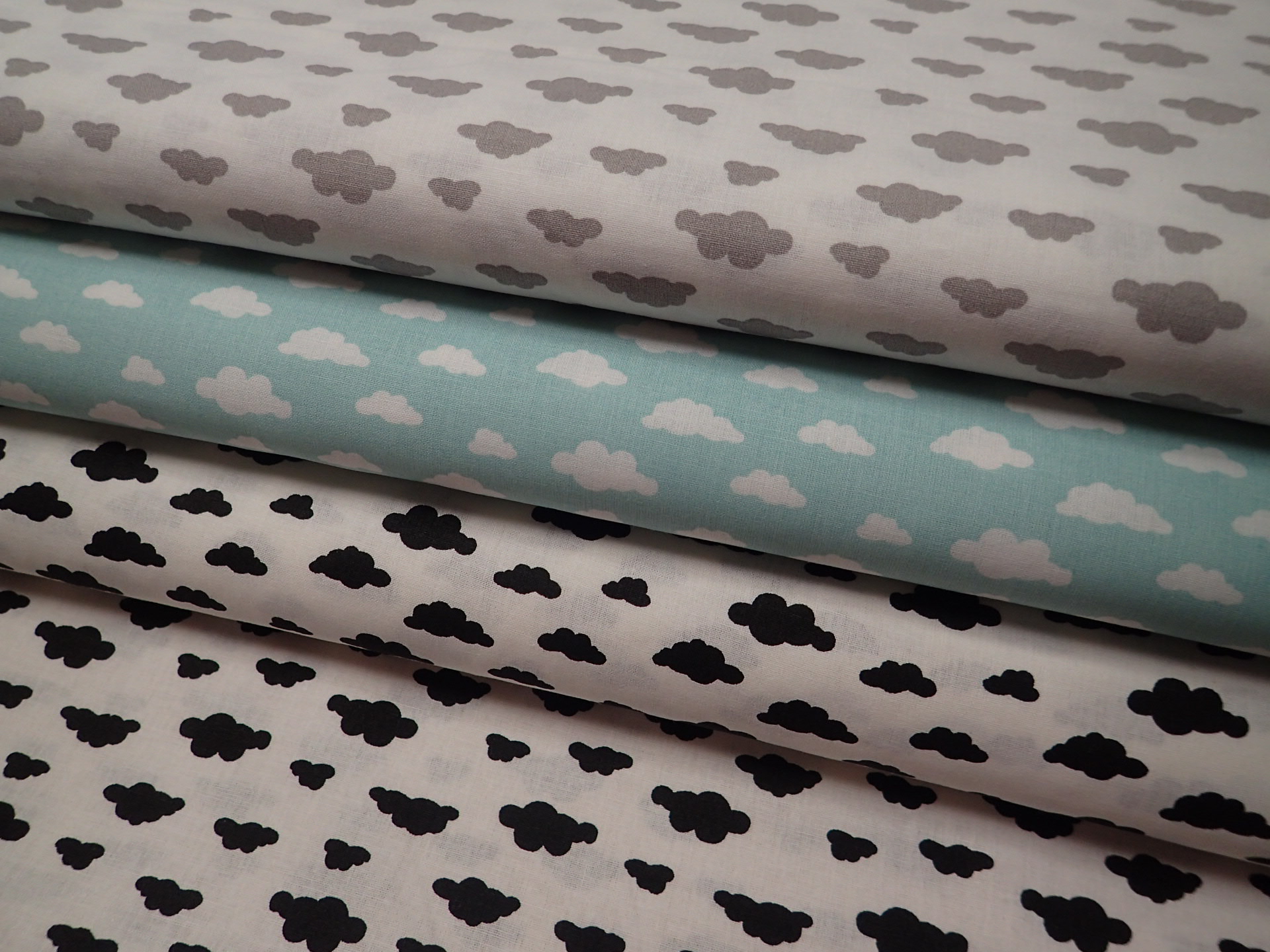 LÁTKA  - MENTOLOVÁ + BÍLÉ  MRÁČKY