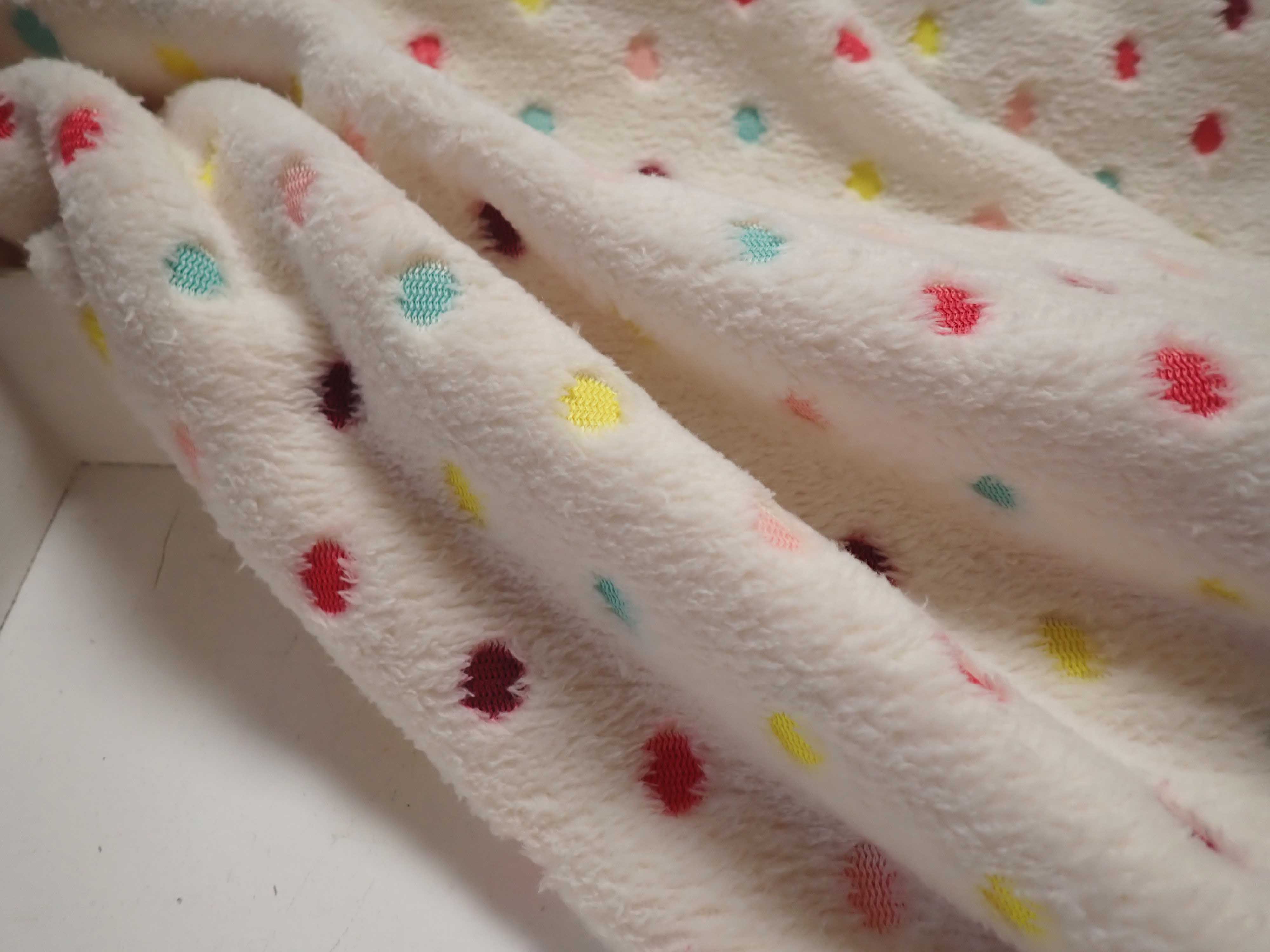 FLEECE - BAREVNÉ PUNTÍKY