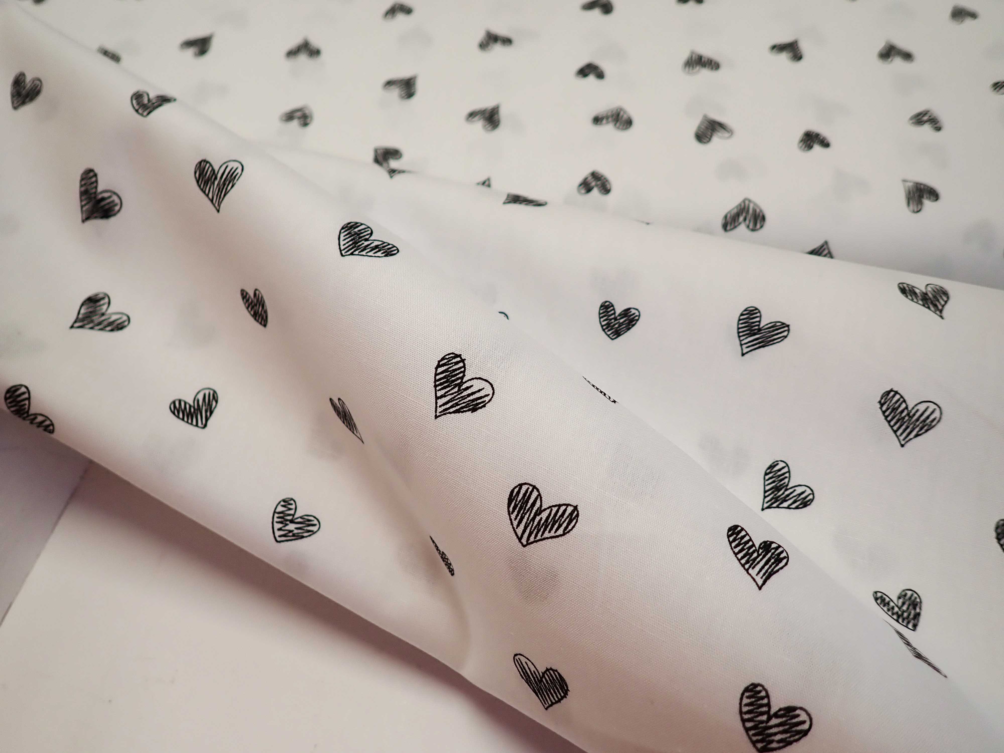 LÁTKA - POPELÍN - BÍLÁ + ČERNÁ SRDÍČKA