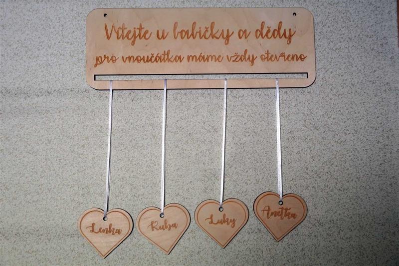 Nápis - VÍTEJTE U BABIČKY A DĚDY