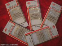 šicí jehly se zlatými uchy